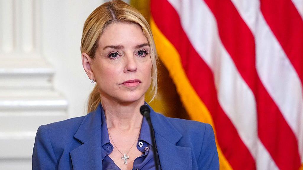 Pam Bondi, exfiscal general de EU, es diagnosticada con cáncer de tiroides