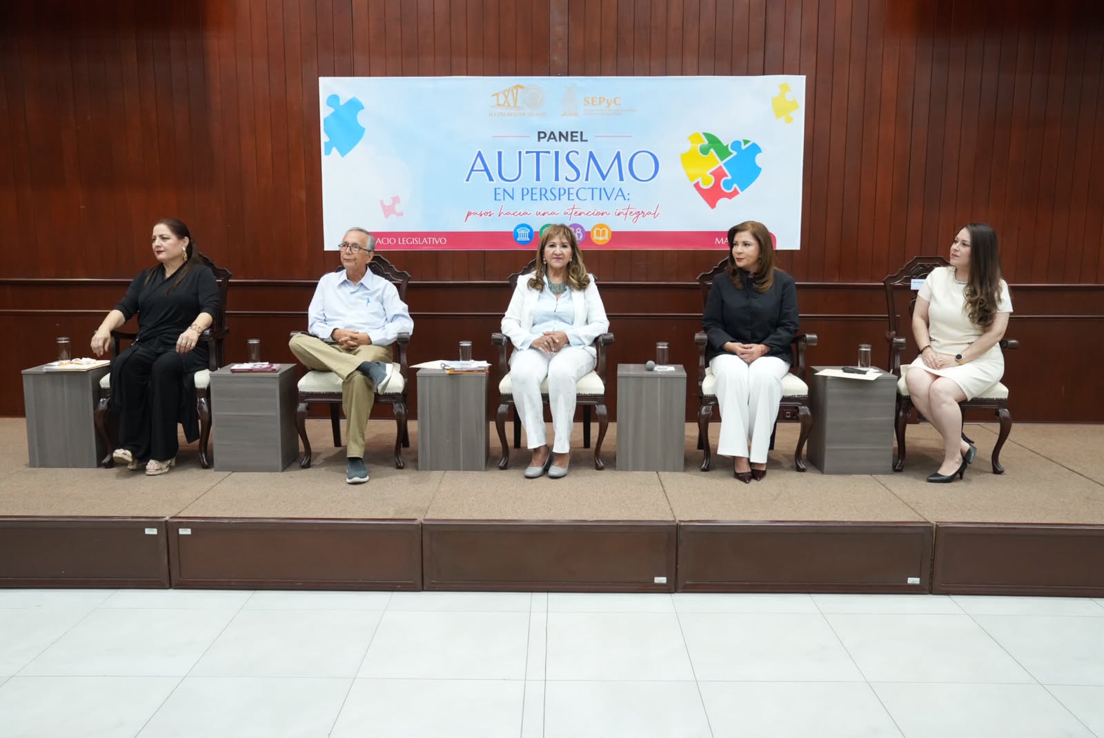Tere Guerra junto a psicólogas en panel del Autismo