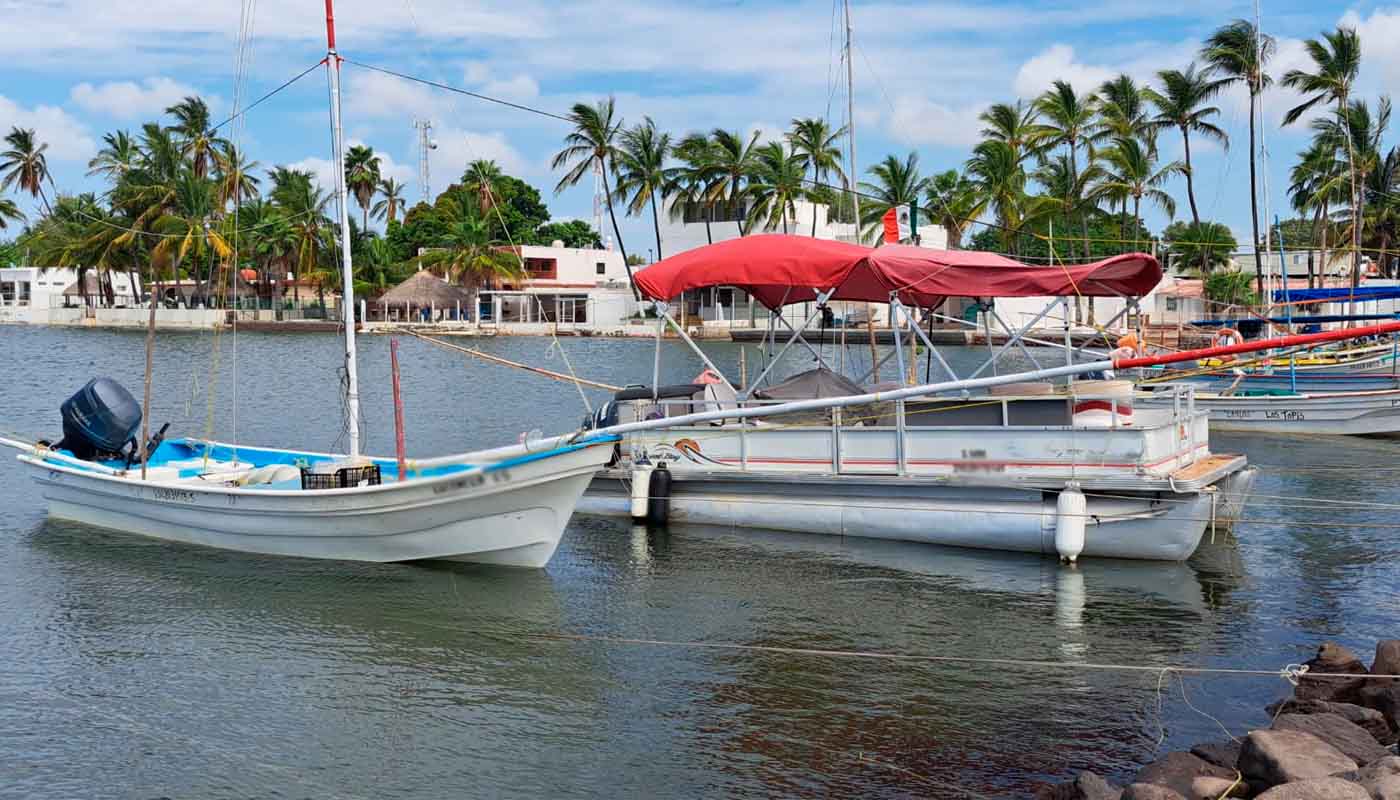 Pangas pesqueras en Navolato, Sinaloa