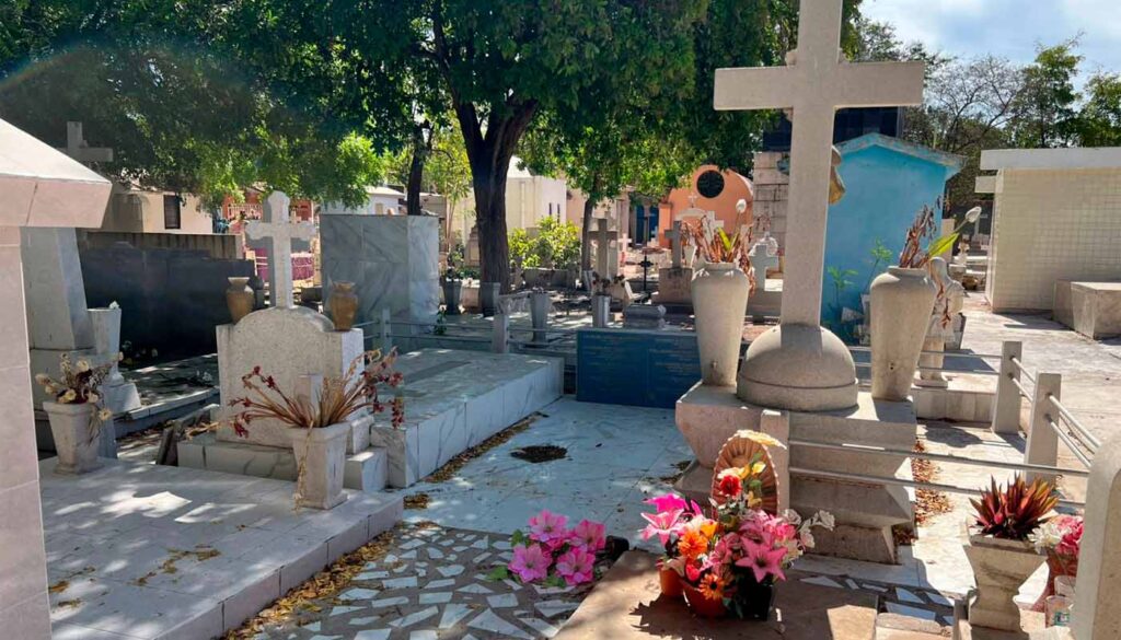 Lápidas y cruces dentro de panteón en el municipio de Guasave