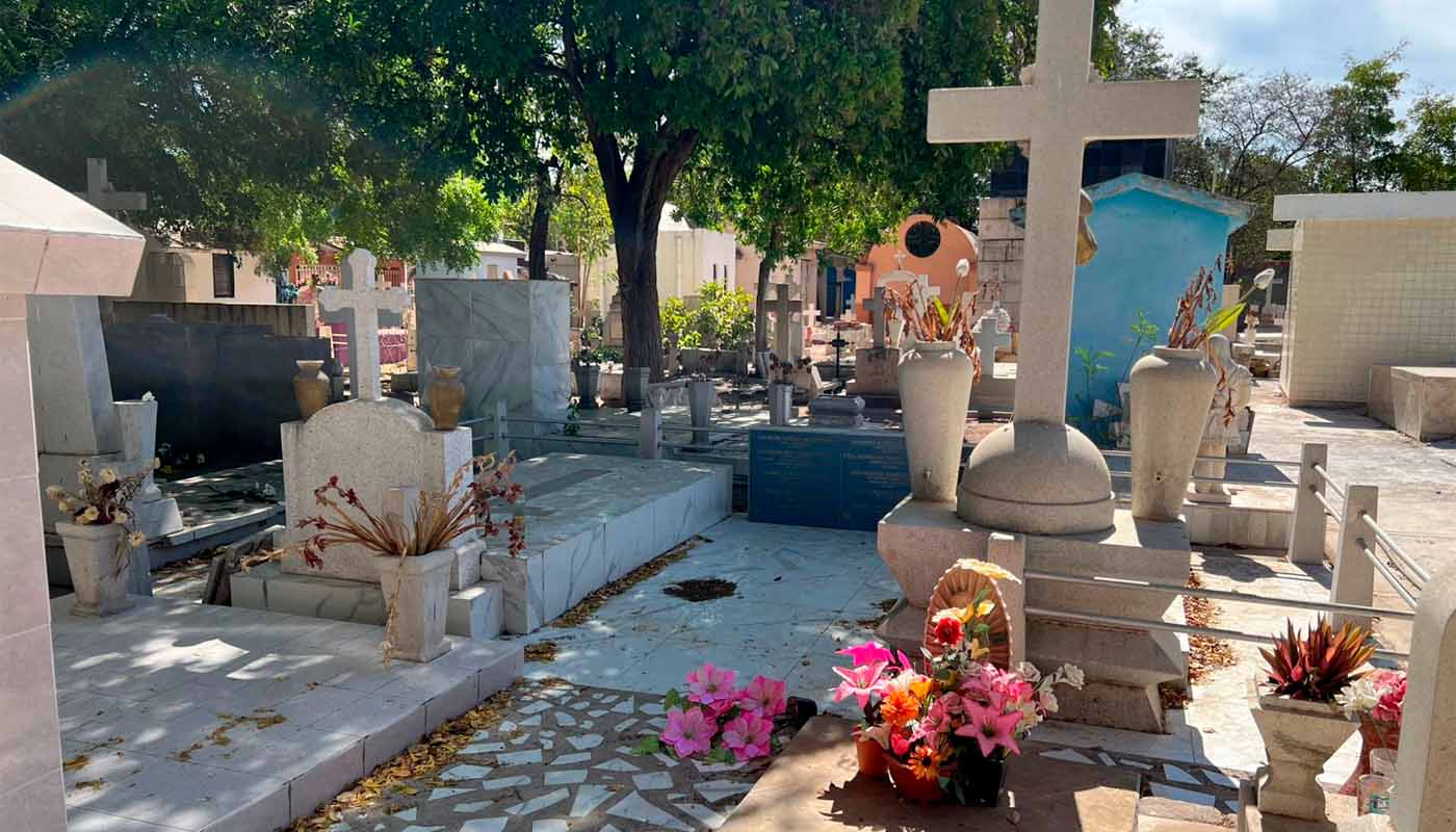 Lápidas y cruces dentro de panteón en el municipio de Guasave