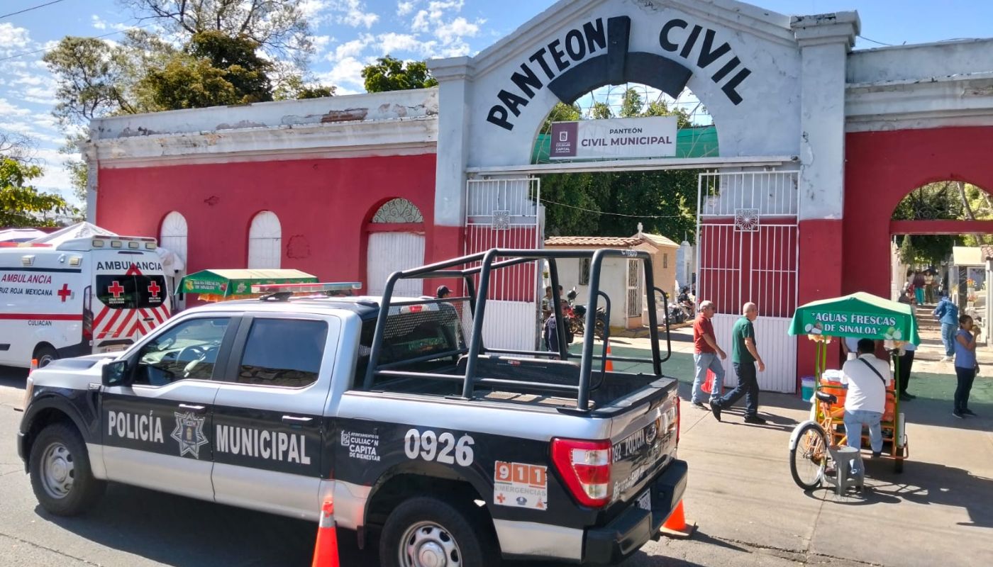 Panteón de Culiacán y al frente unidades de seguridad estacionadas