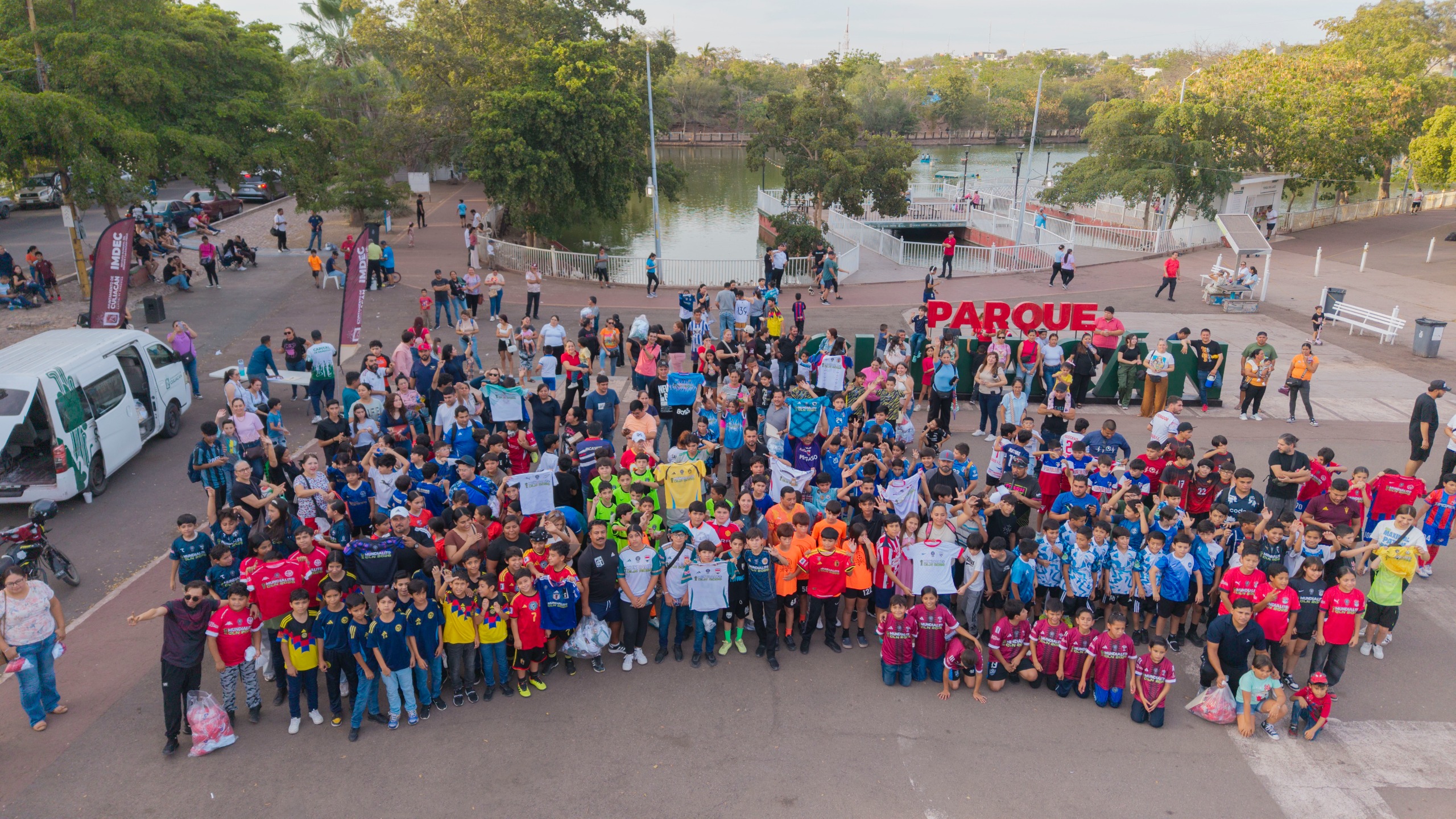 Vista aérea de decenas de equipos infantiles y juveniles reunidos en el Parque Culiacán 87 durante la presentación del Mundialito Culiacán 2026.