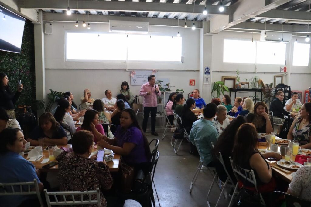 Titutlar del partido verde dando unas palabras a mujeres en lugar de desayuno