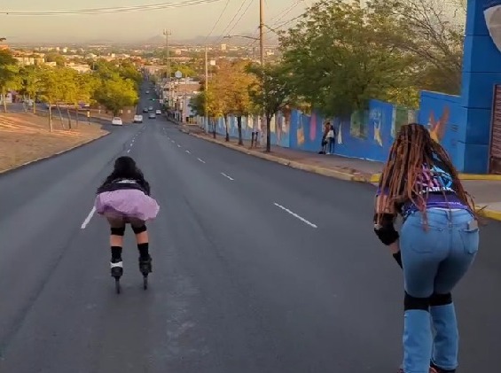Dos patinadoras en calles de Culiacán
