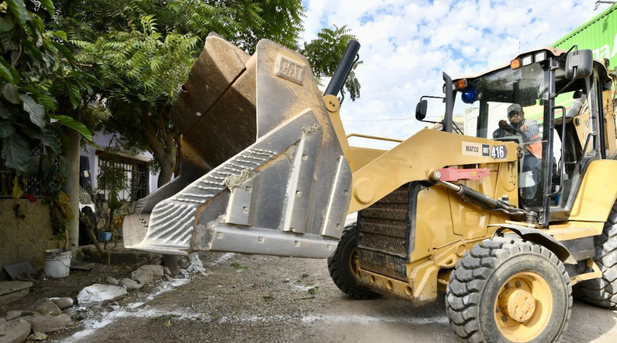 Obra de pavimentación en la calle Deportista