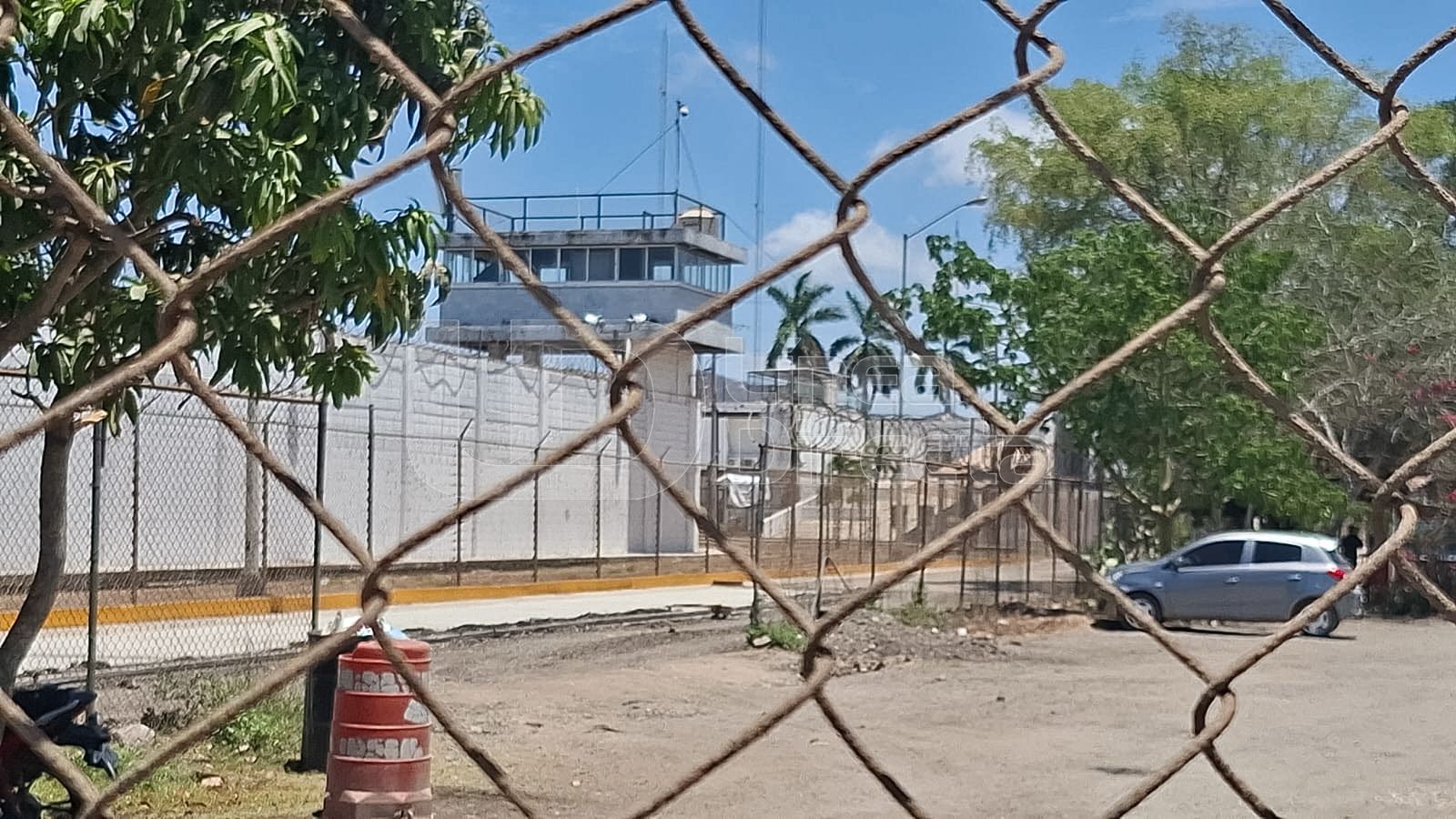 Penal de Mazatlán visto desde detrás de cerco