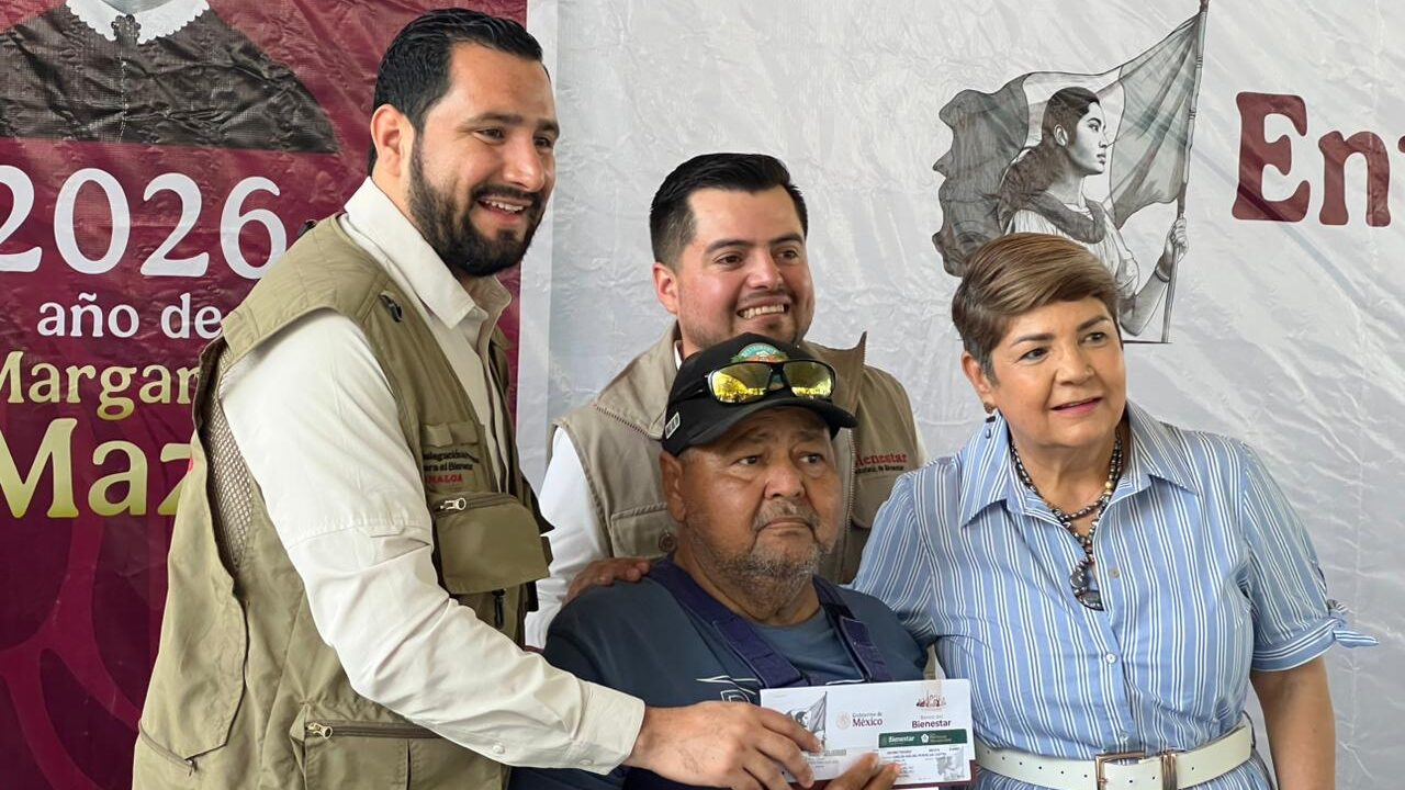 Ángel Ulises Piña García con tarjeta del bienestar en Guasave