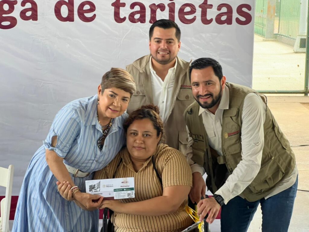 Ángel Ulises Piña García junto a Cecilia Ramírez con una persona en silla de ruedas