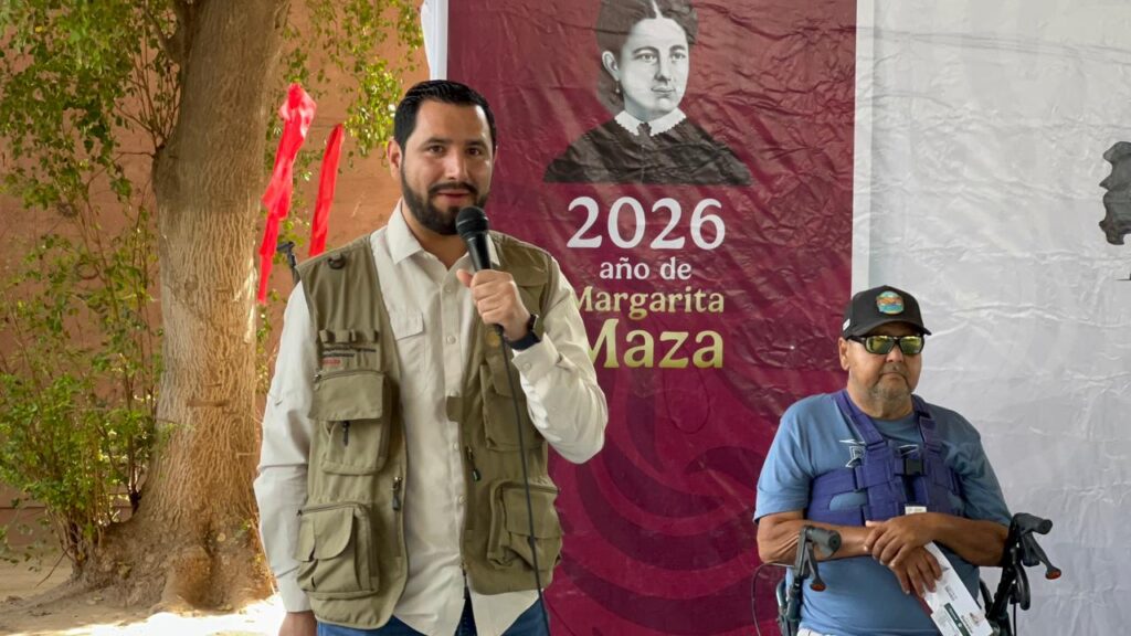 Ángel Ulises Piña García con micrófono en entrega de pensión para discapacitados