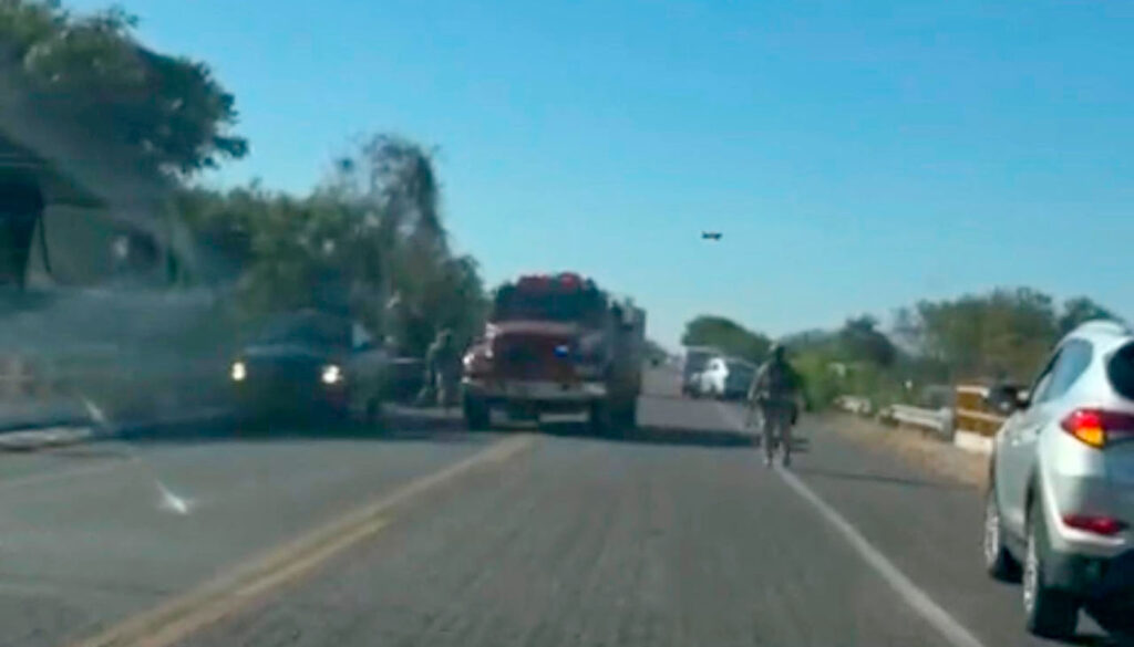 Personal de emergencias atiende incendio en maleza, en Culiacán