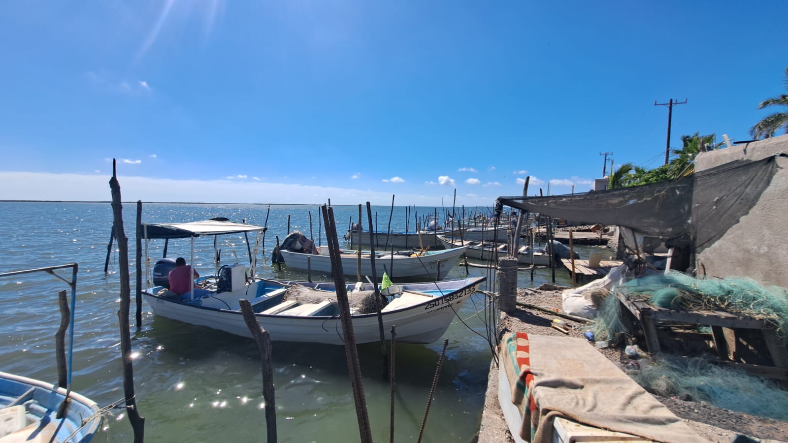 Lanchas de pesca dentro del agua con cielo azul de fondo