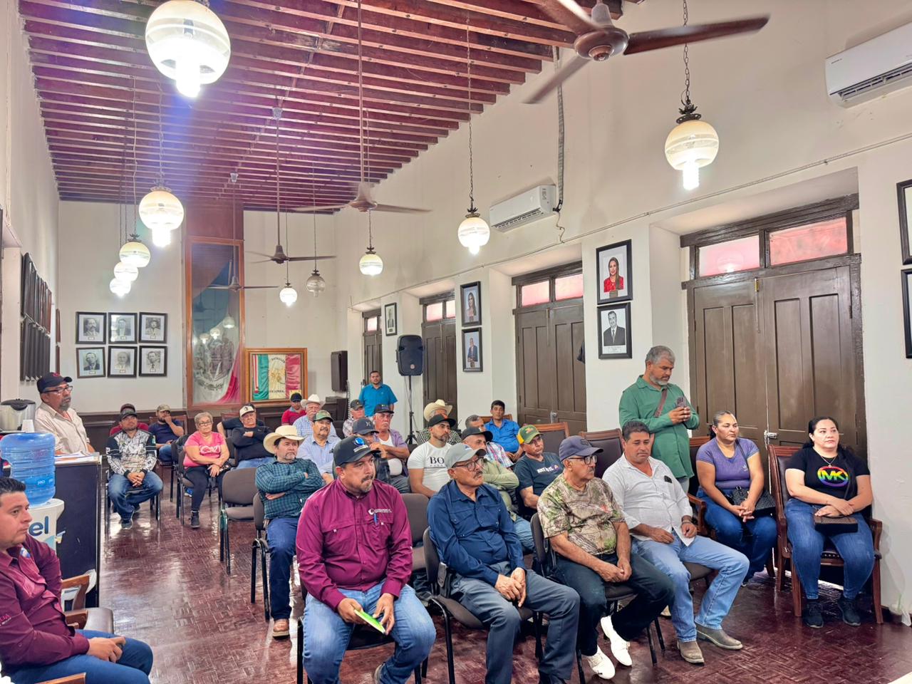 Personas sentadas en sala de juntas