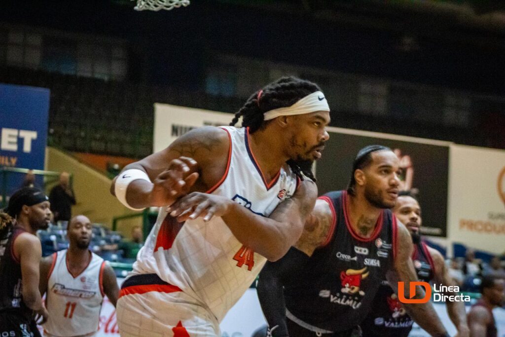 Quintinn Alexander junto a jugador de Toros Laguna