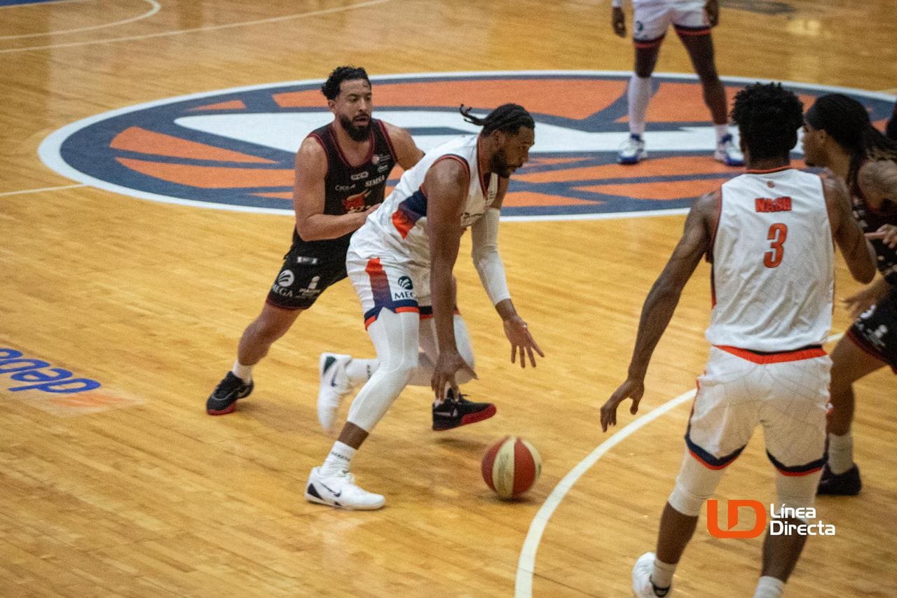 Jugadores de Pioneros en la duela del CUM en Los Mochis