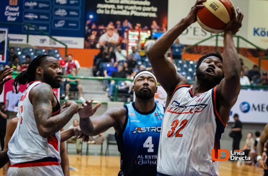 Jugadores de basquetbol en juego con pelota