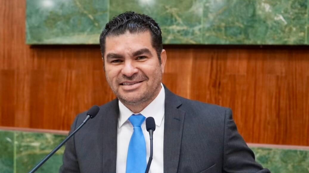 Presidente de la Mesa Directiva del Congreso del Estado, diputado Rodolfo Valenzuela Sánchez, al frente del congreso de Sinaloa