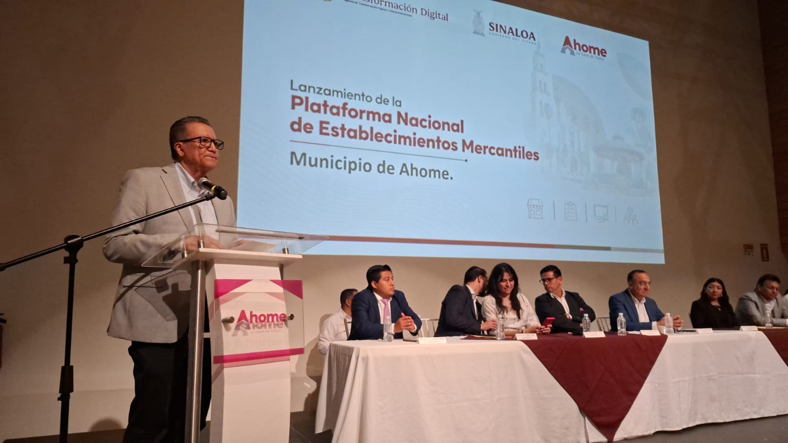Personas en conferencia de prensa