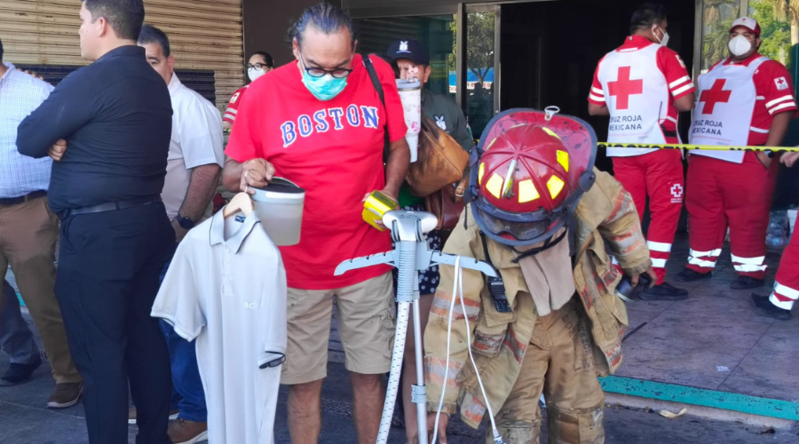 Bomberos de Los Mochis apagaron completamente el incendio en la Plazas Fiesta Las Palmas