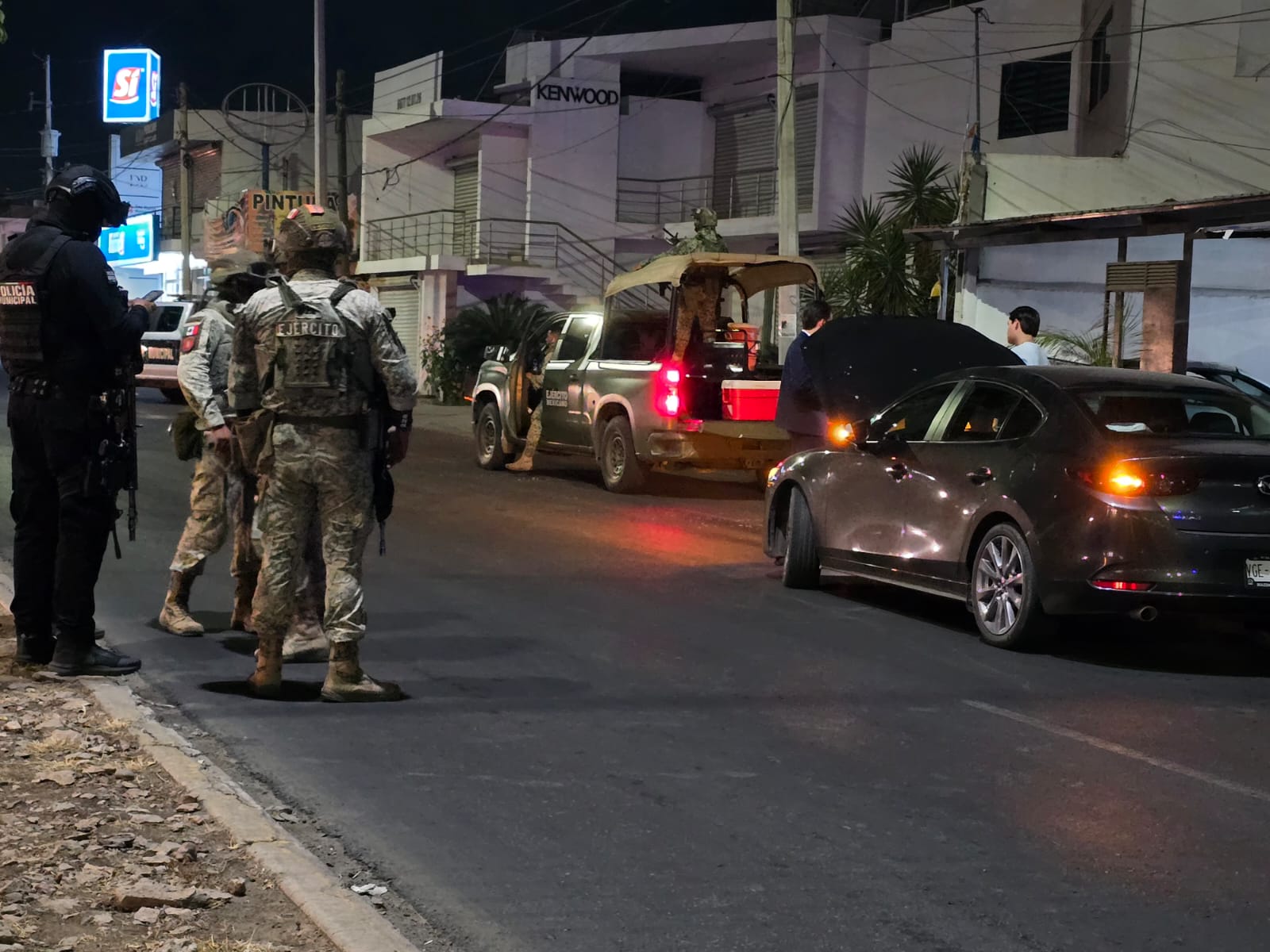 Policías y militares en escena del crimen