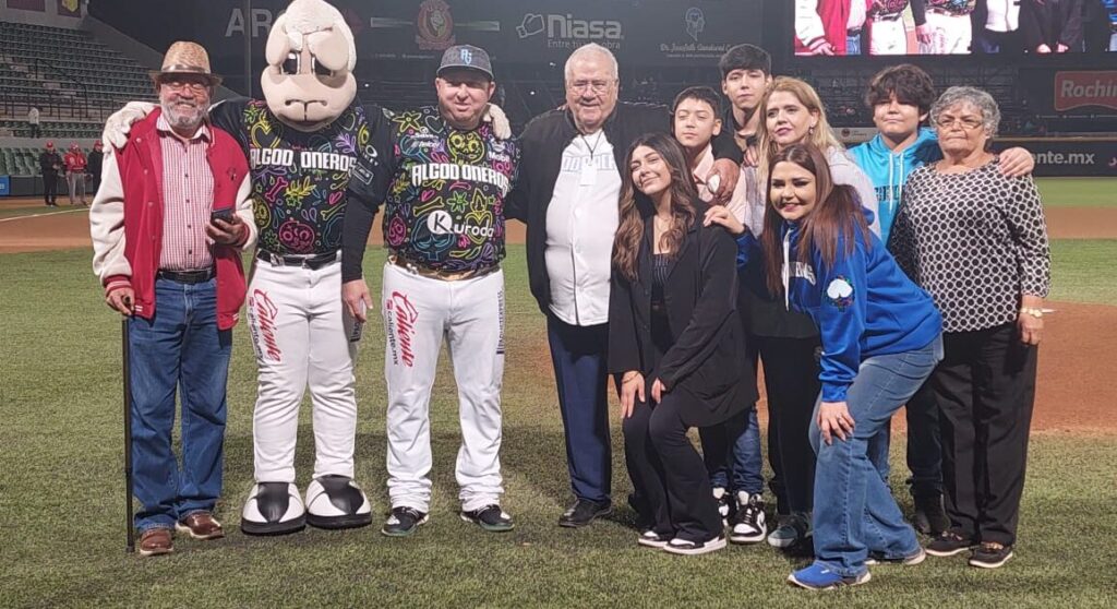 Poly Figueroa en el campo de beisbol.