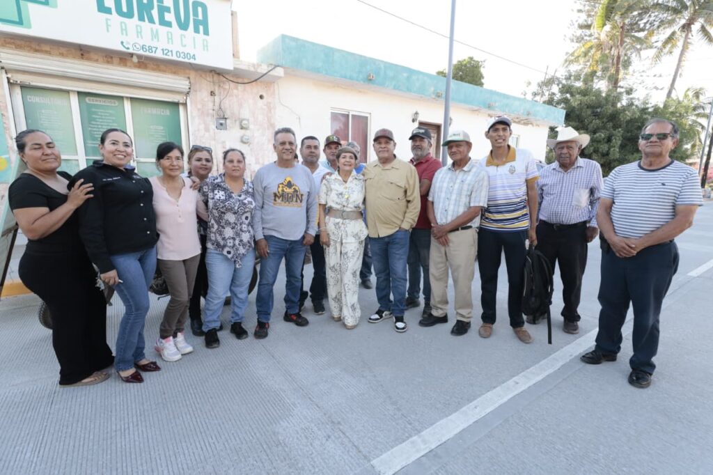 Vecinos de Guasave en entrega de calle pavimentada