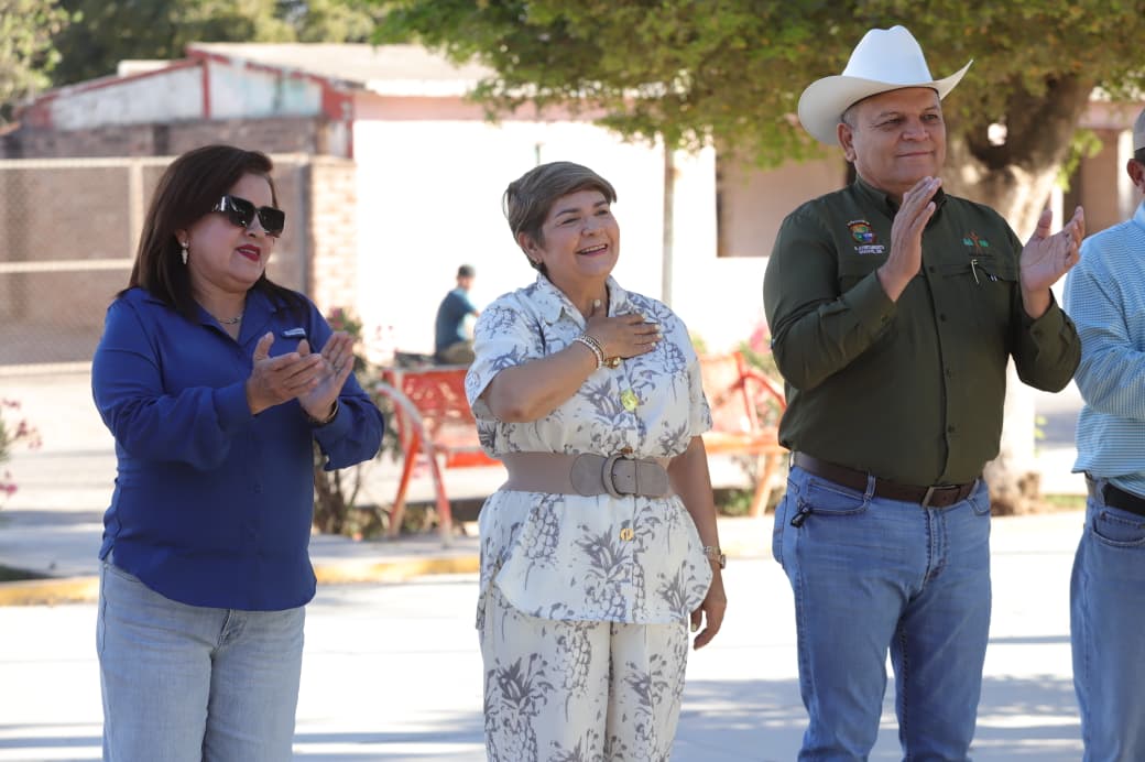 Alcaldesa de Mazatlán en entrega de una calle pavimentada