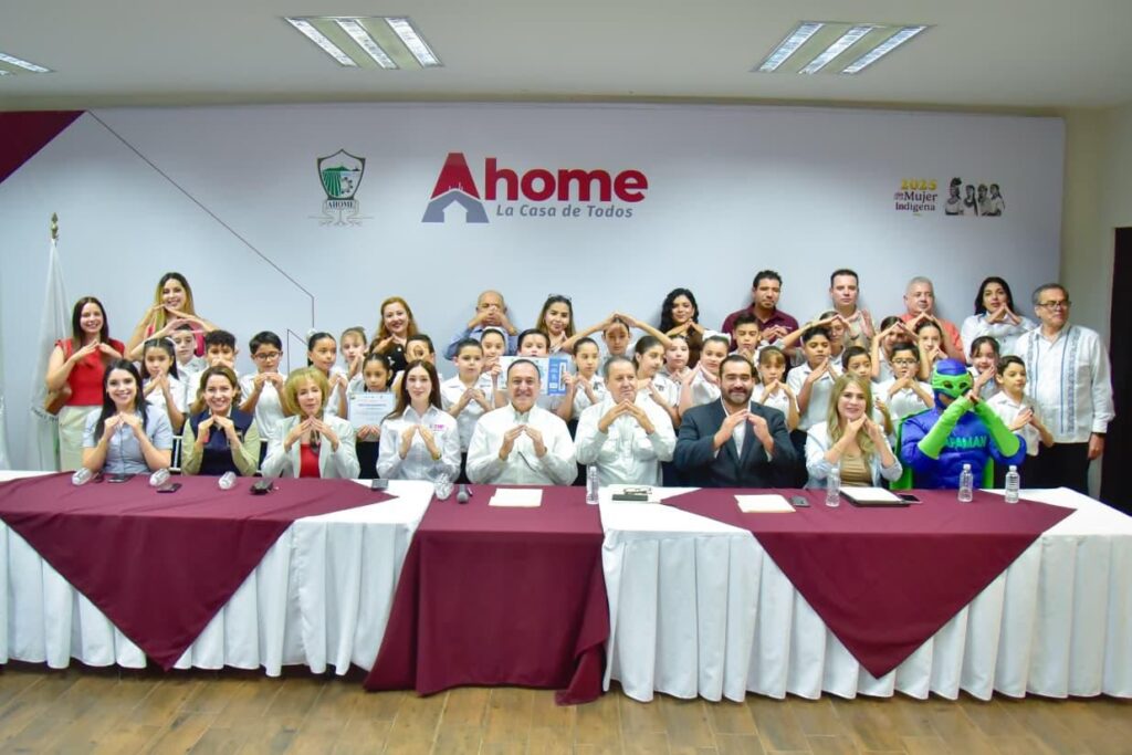 Autoridades junto a alcalde de Ahome en entrega de premios de Japama