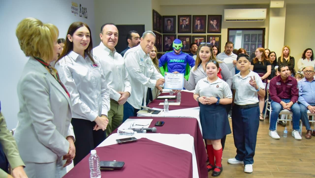 Alcalde de Ahome con diploma y un grupo de niñas ganadoras