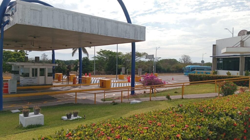 Caseta de autobuses en estacionamiento