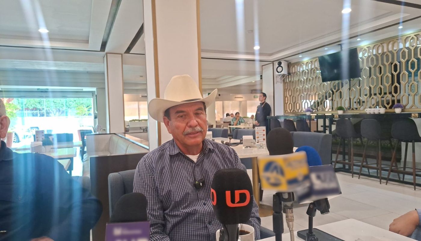 Baltazar Valdez Armentía, líder agrícola con micrófonos frente a él