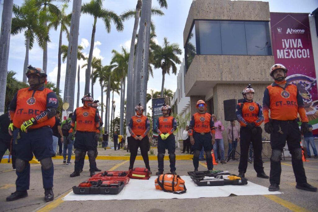Personal de Protección Civil posando para la foto