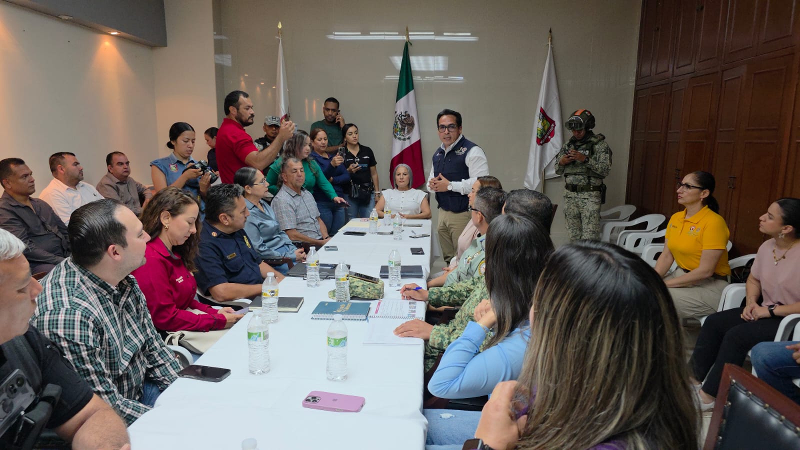 Sala de reuniones en Salvador Alvarado con personal de Protección Civil