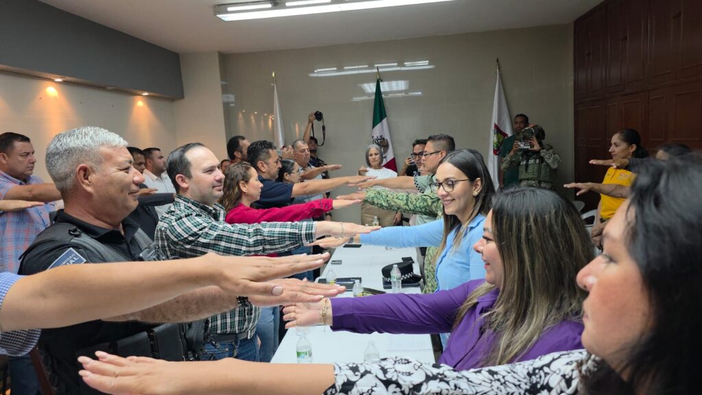 Directivos en Salvador Alvarado con las manos tomando protesta