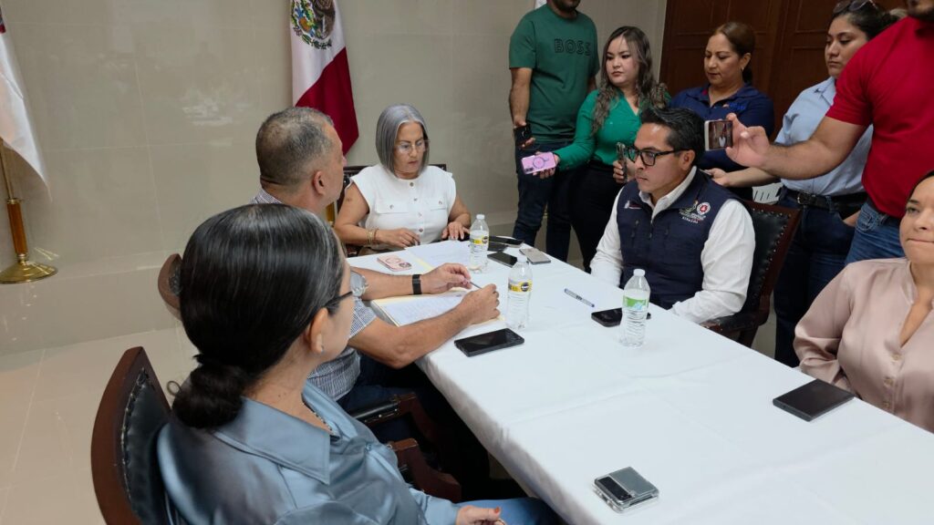 Director del Instituto Estatal de Protección Civil, Aurelio Roy Navarrete Cuevas, en salón de Salvador Alvarado