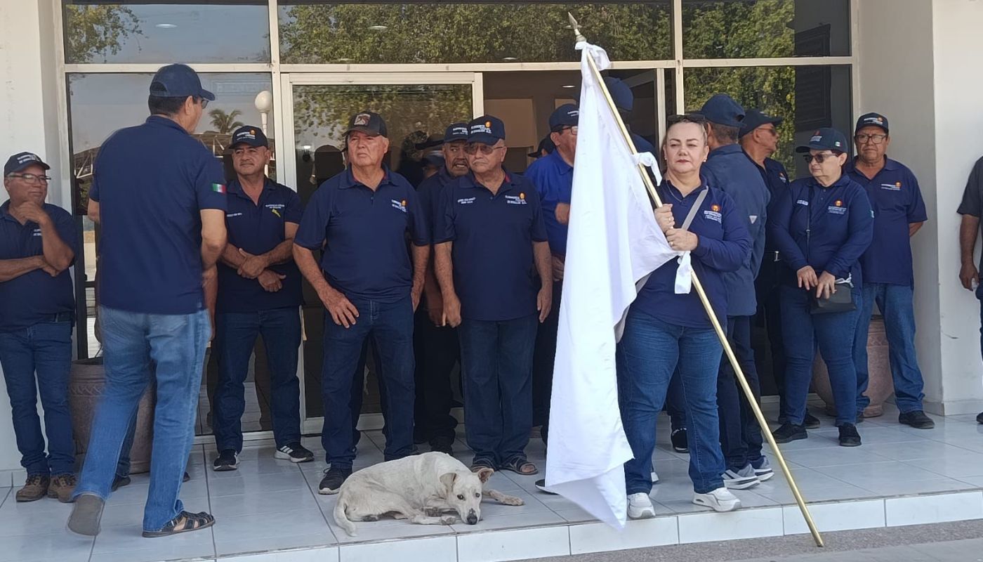 Guerreros azules en protesta afuera del ayuntamiento