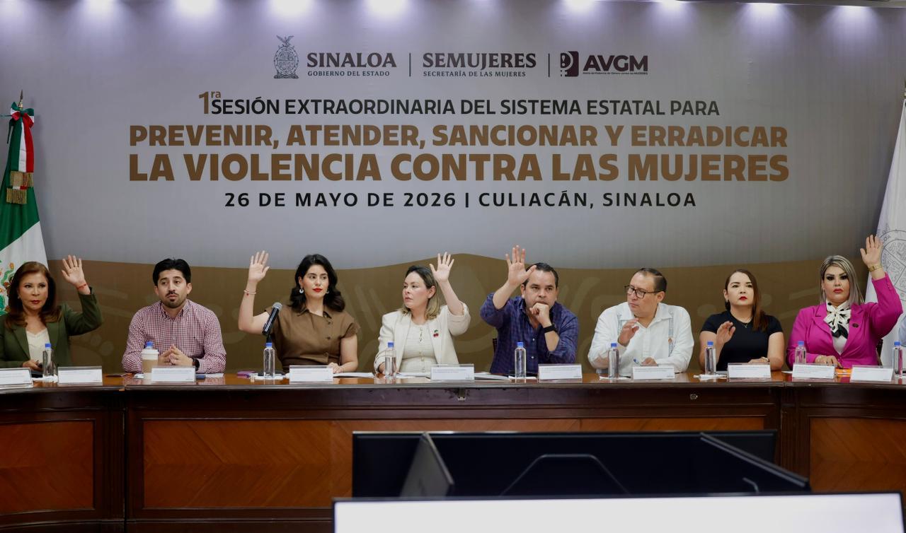 Personas levantando la mano en conferencia