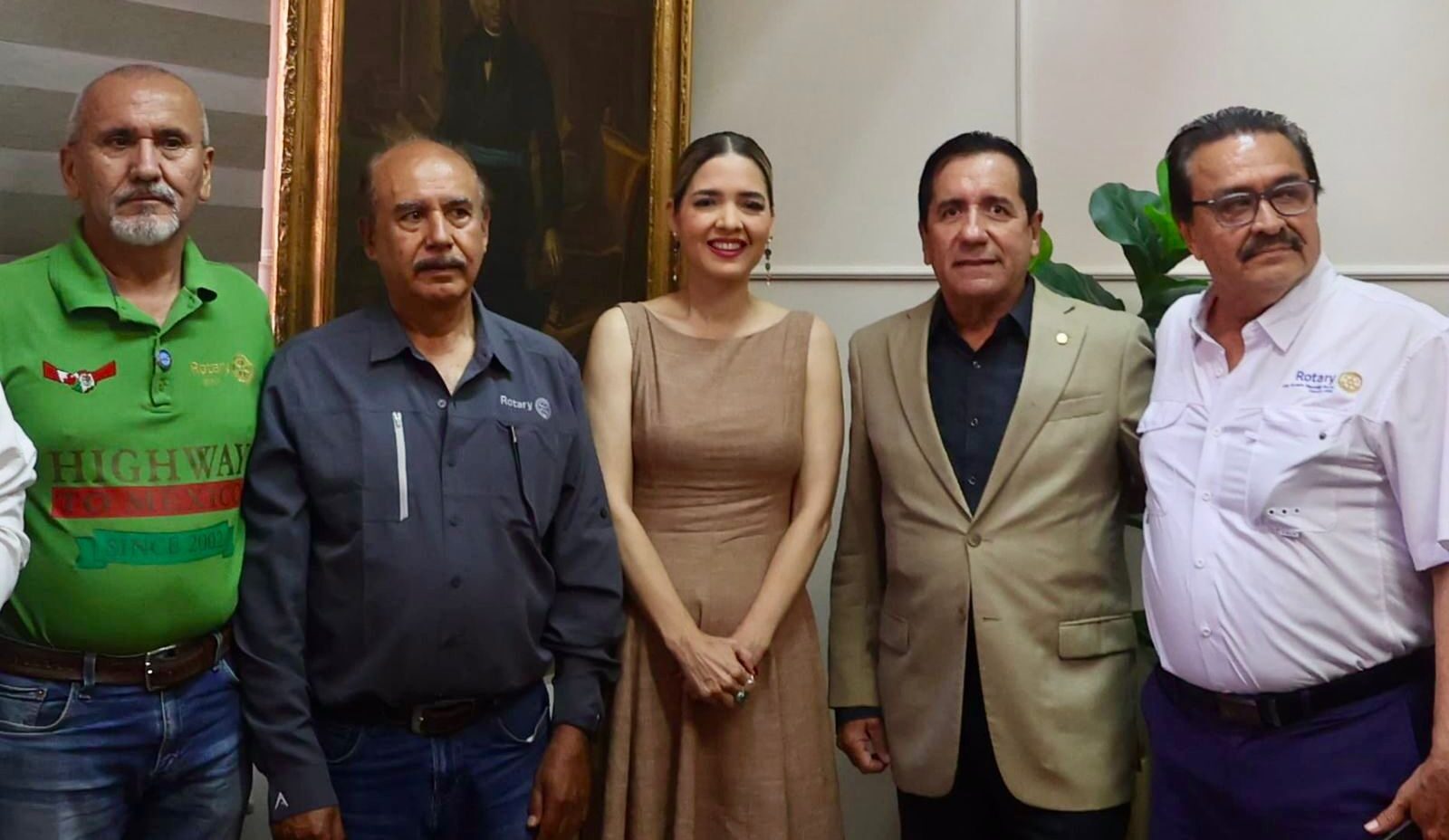 Autoridades de Club Rotario junto a alcaldesa de Mazatlán, Estrella Palacios