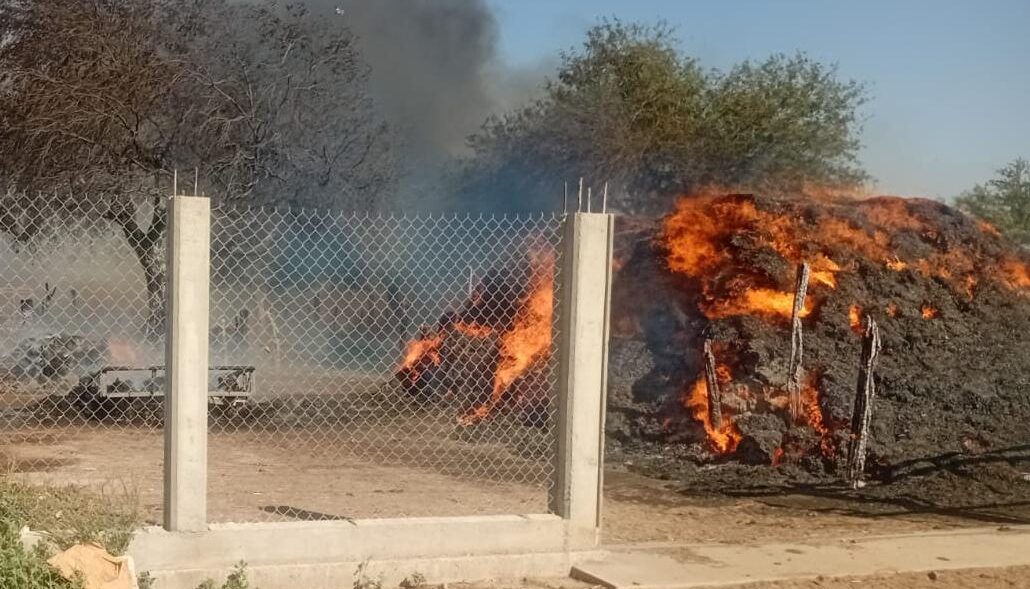 Fuego en una montaña de pacas de pastura