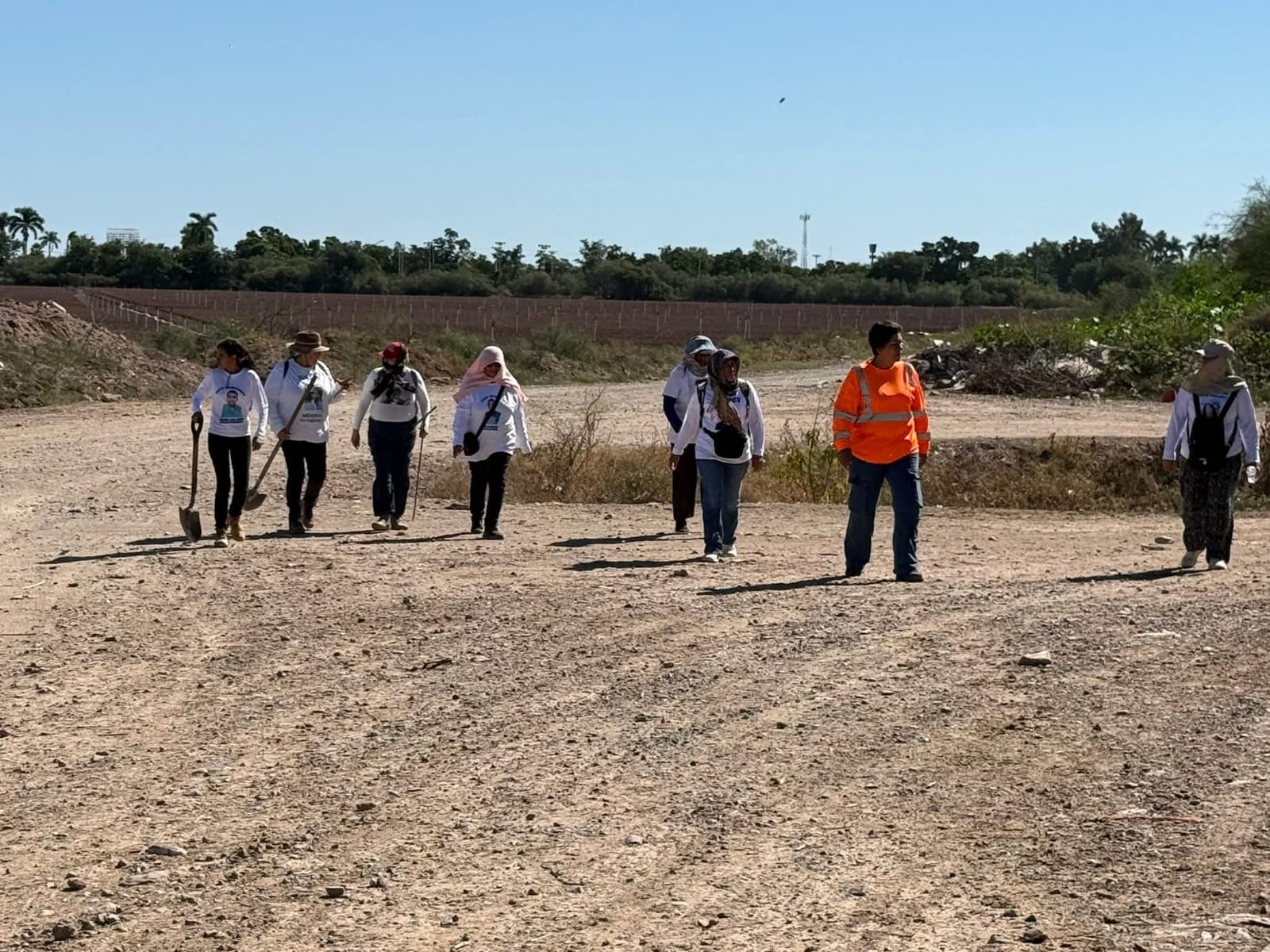 Personas caminando por zona serrana