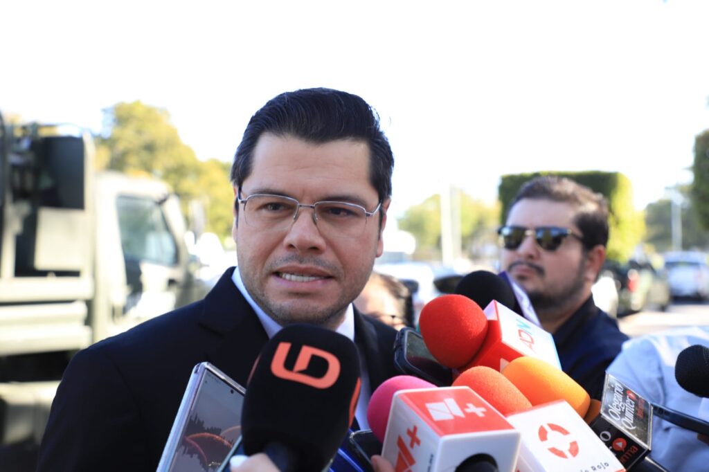 Raúl Montero Zamudio con medios de prensa