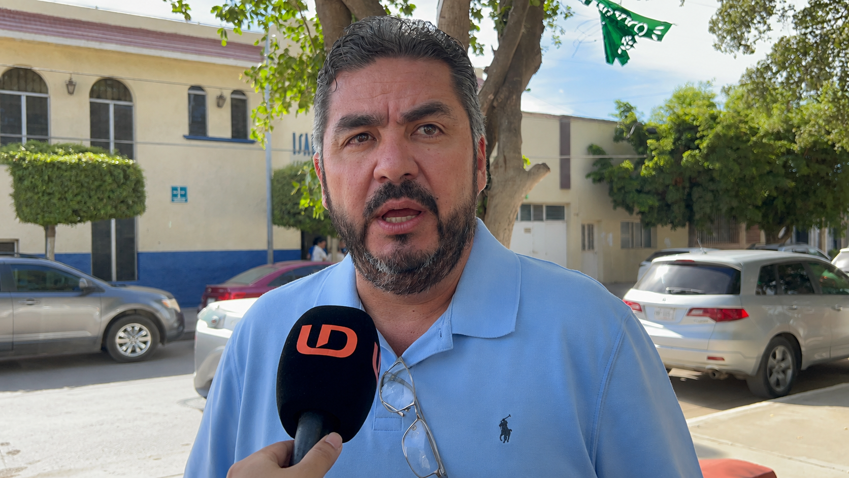 Hombre hablando a micrófono de Línea Directa