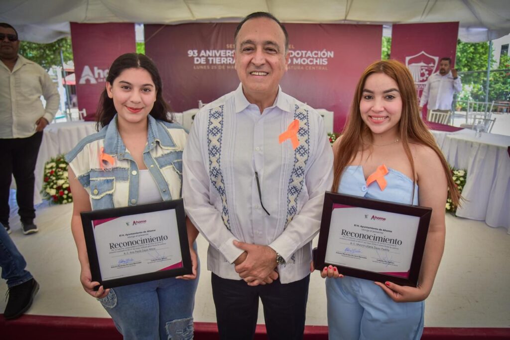 Reconocen a jóvenes que participaron en incendio de Plaza Fiesta Las Palmas