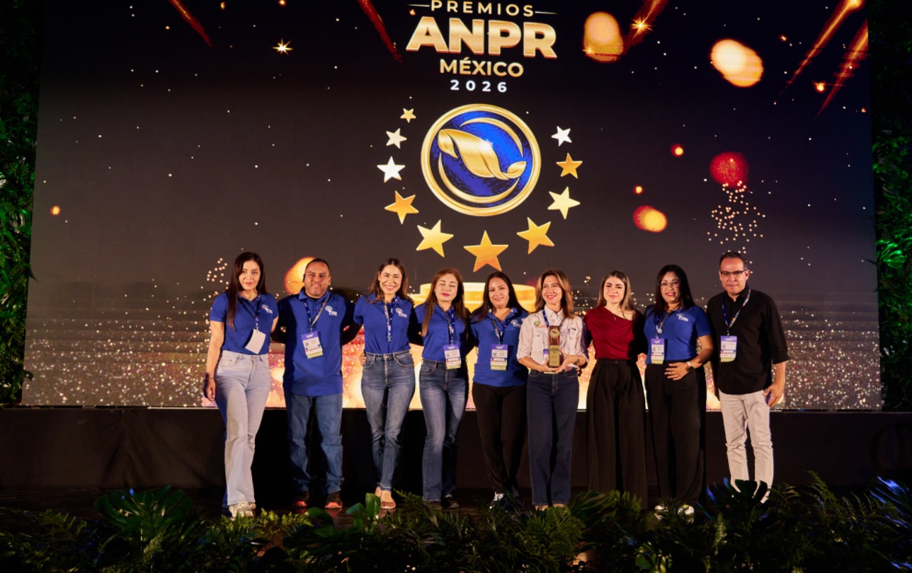 Personas de Parques Alegres con camisas azules en presentación