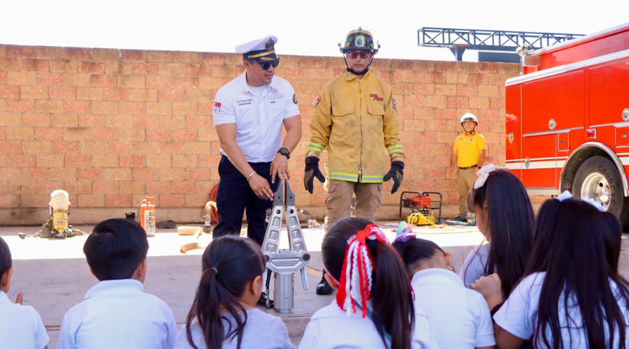 Niños recorren las instalaciones de Seguridad Pública en Badiraguato 