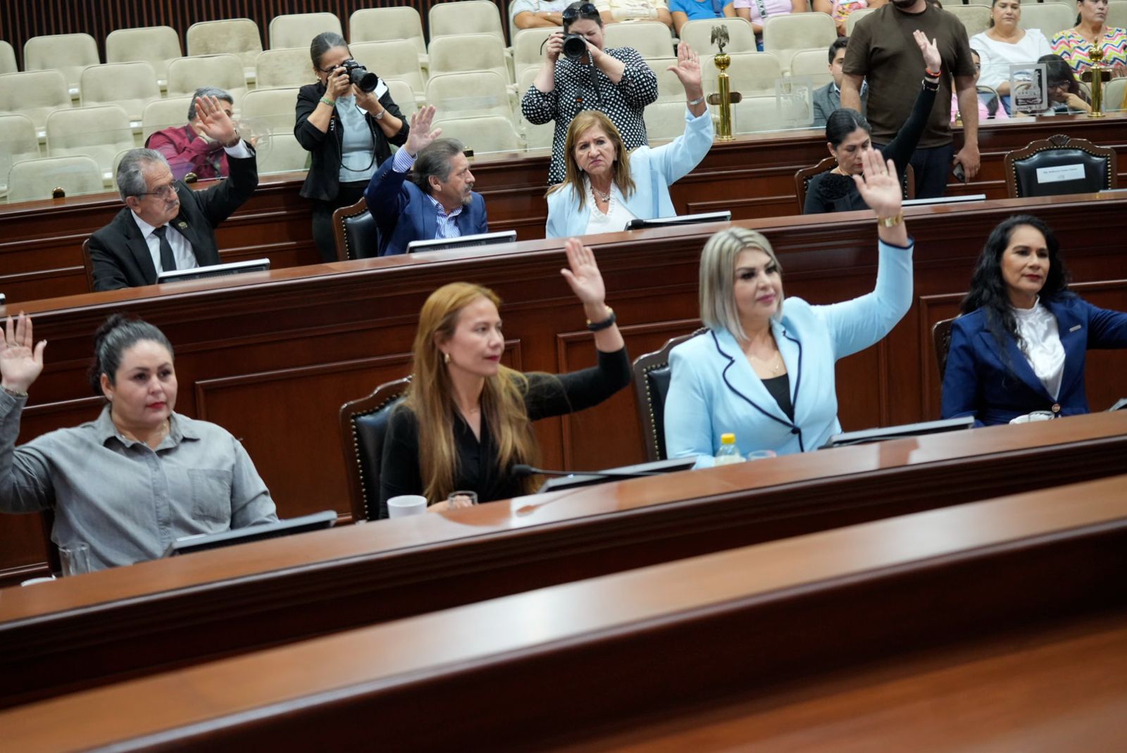 Diputadas con la mano arriba en el Congreso de Sinaloa