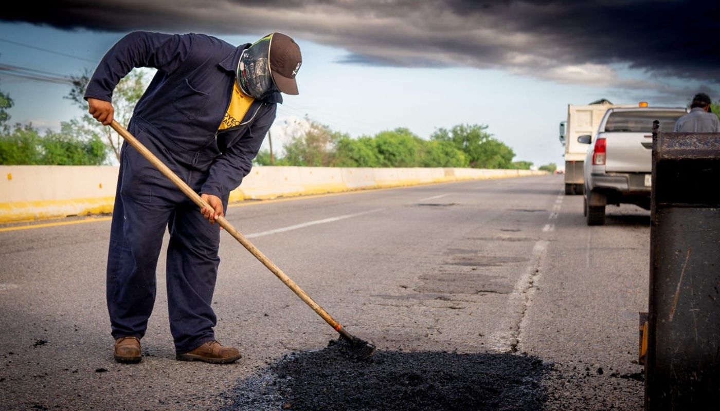 Elemento de obras realizando trabajos de mantenimiento en autopista