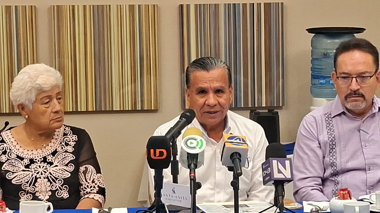 Jubilados de la UAS en conferencia de prensa