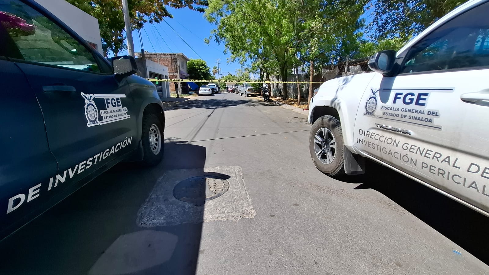 Dos unidades de la FGE estacionadas en la mitad de la calle