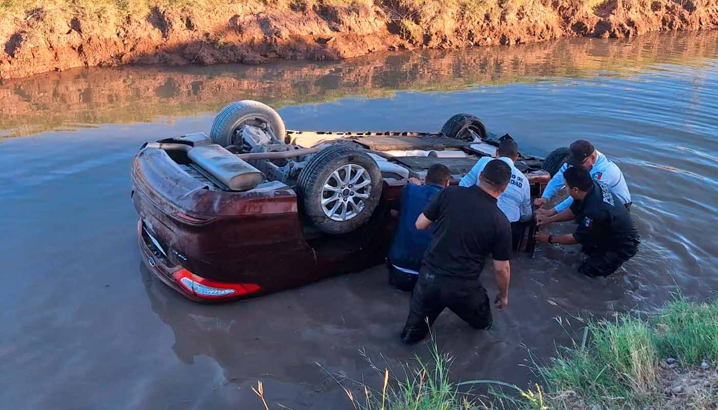Rescatan a hombre de canal en Ahome